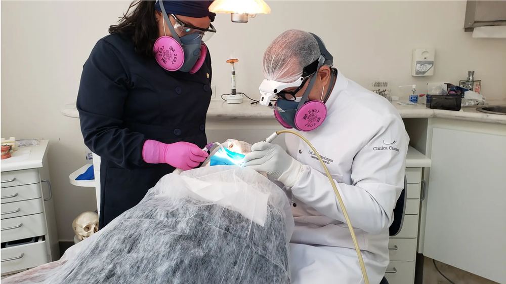 Profissional ASB atuando em consultório odontológico